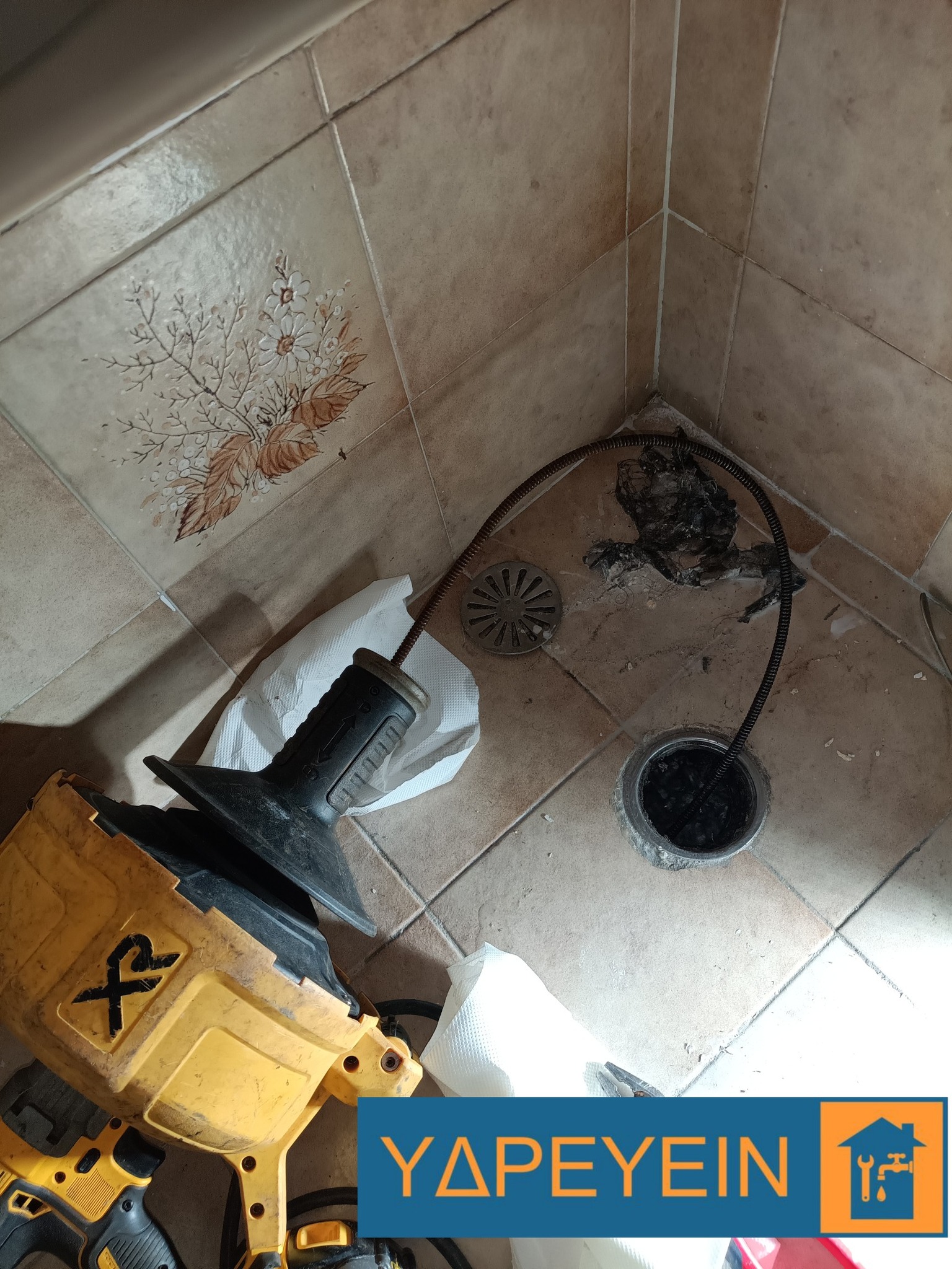 Επαγγελματικός εξοπλισμός απόφραξης σε δράση σε σιφόνι μπάνιου